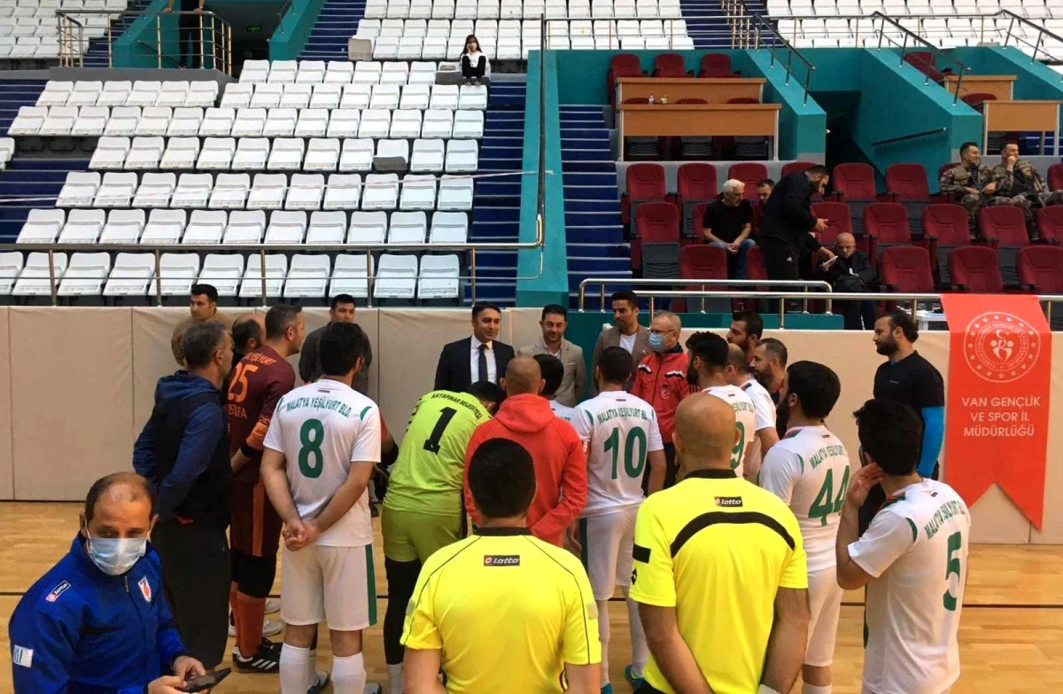 Genel Sekreter Çelikel, görme engelliler futsal müsabakasını izledi