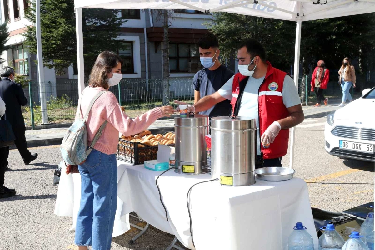 Gölbaşı\'nda üniversitelilere çay ve poğaça ikramı