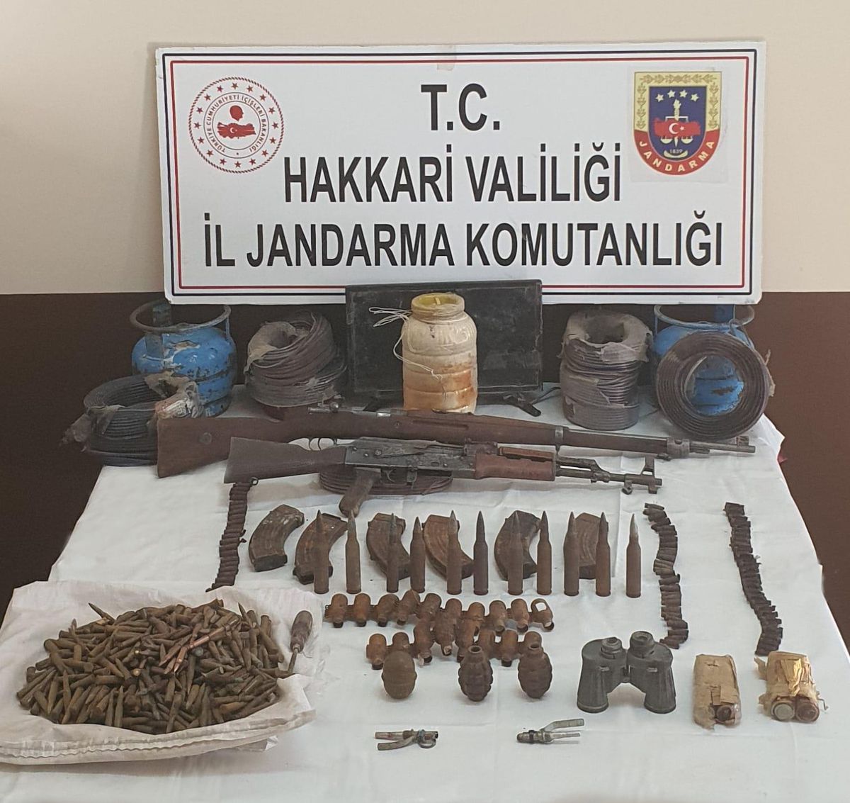 Son dakika haber! Hakkari kırsalında bir mağarada silah, mühimmat ve patlayıcı ele geçirildi