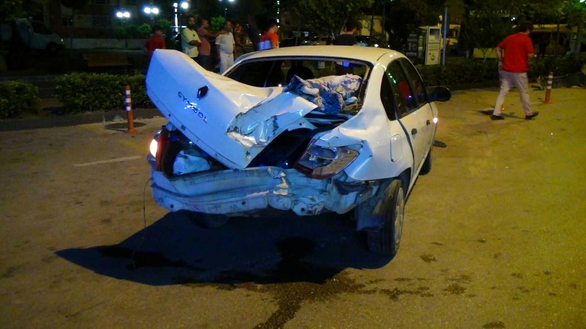 İki otomobil çarpıştı, oğlunu hastaneye götüren sürücü hastanelik oldu