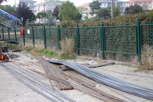 İşçinin demir keserken kopardığı parmağı, uzun uğraşlar sonucu eldivenin içinde bulundu