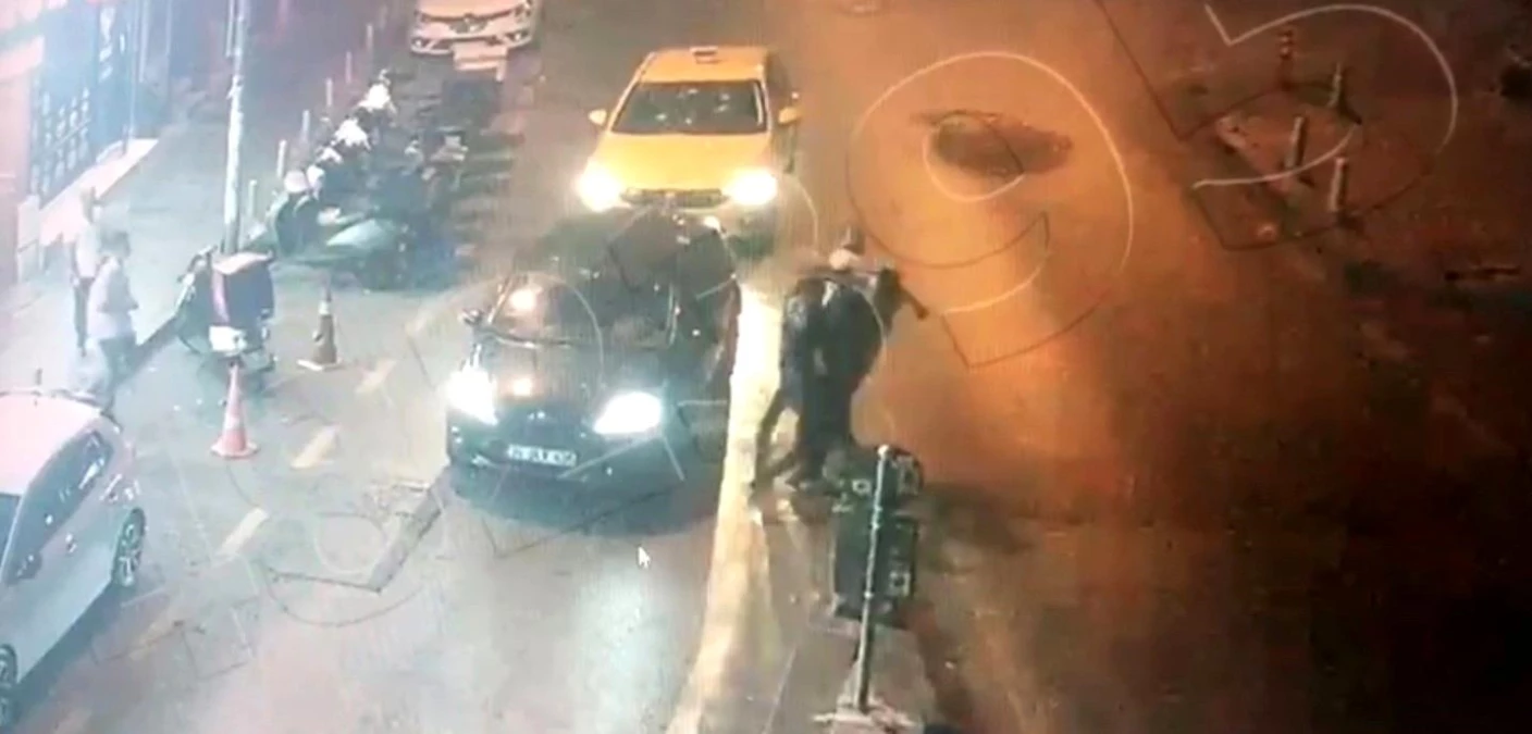 İstanbul\'da dehşet anları kamerada: Silahla dizlerinden vurup yerde tekmelediler