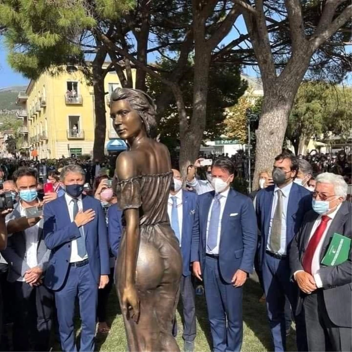 İtalya\'da \'cinselleştirilmiş\' tarım işçisi heykeli tartışması: \'Erkek şovenizmi bu ülkenin hastalıklarından\'