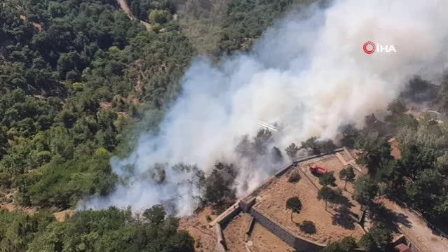 İzmir'de orman yangınına müdahale İHA kamerasında