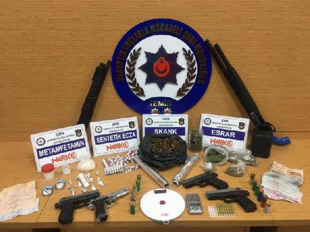 İzmir\'de uyuşturucu operasyonunda silahlar da ele geçirildi