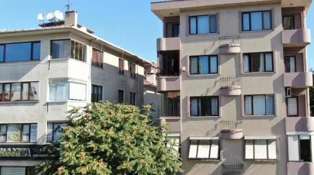 Kadıköy'de bu evi görenler şaşkına uğruyor! Kapısız 'Fransız balkon' hayrete düşürüyor