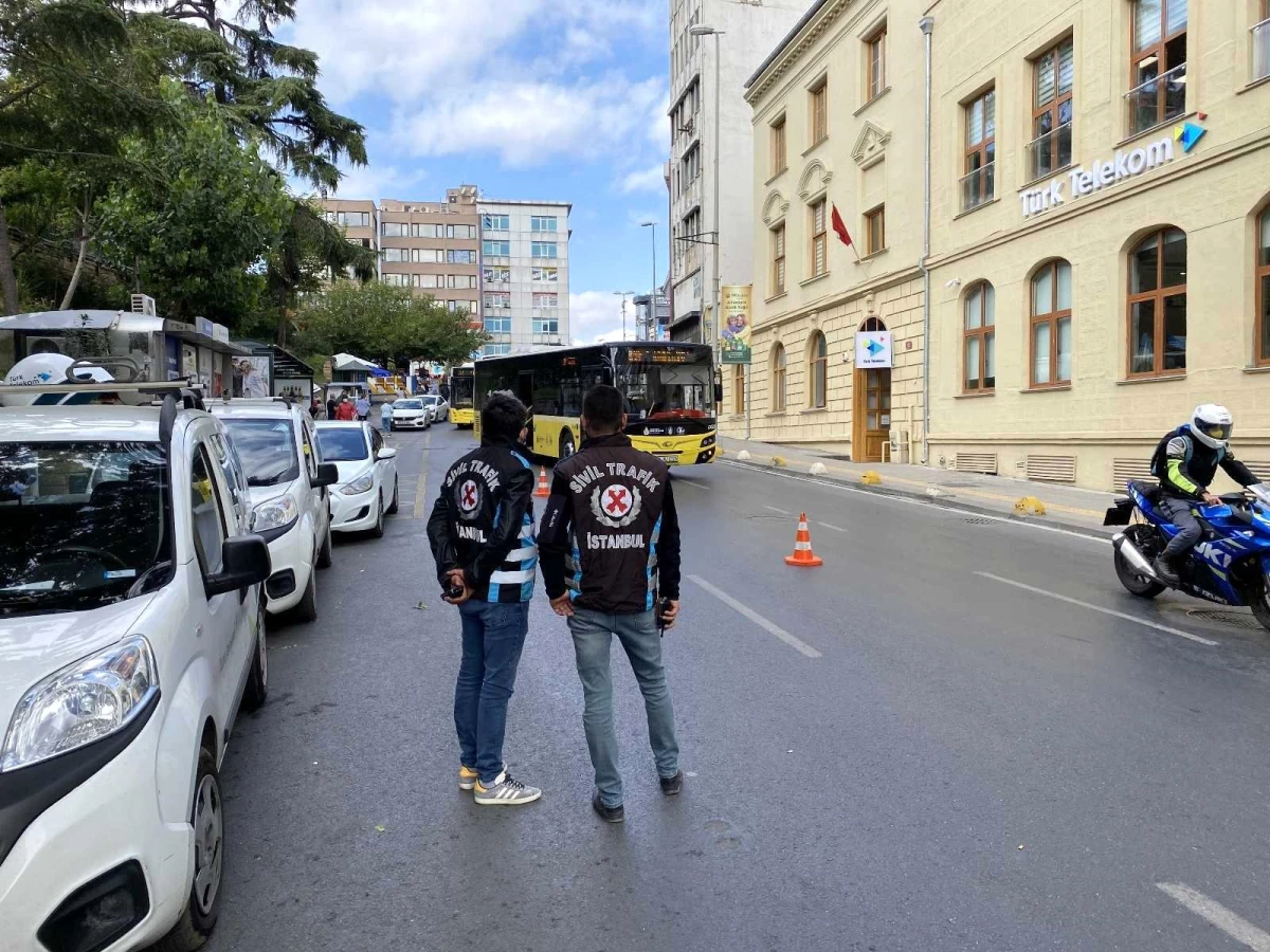 Kadıköy\'de sivil trafik polisleri taksi denetimi yaptı