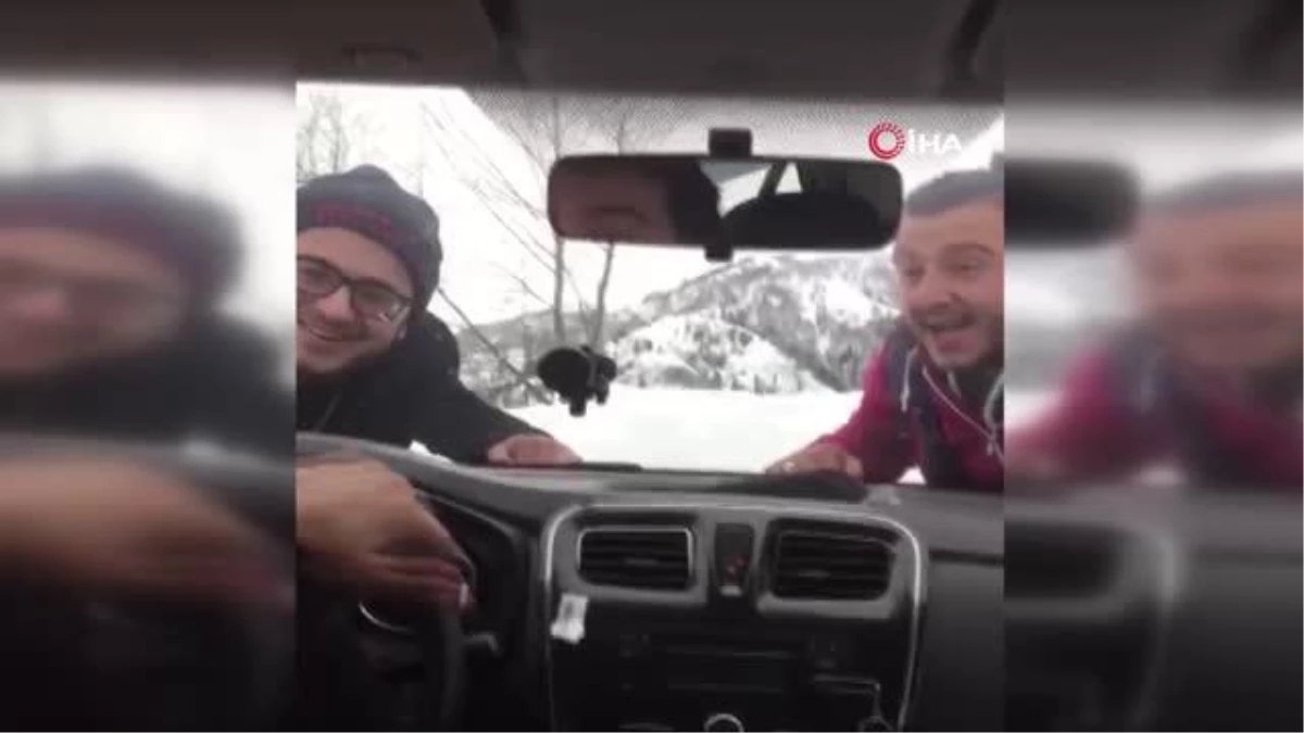 Karda araçları gitmeyince çözümü kaputta seyahat etmekte buldular