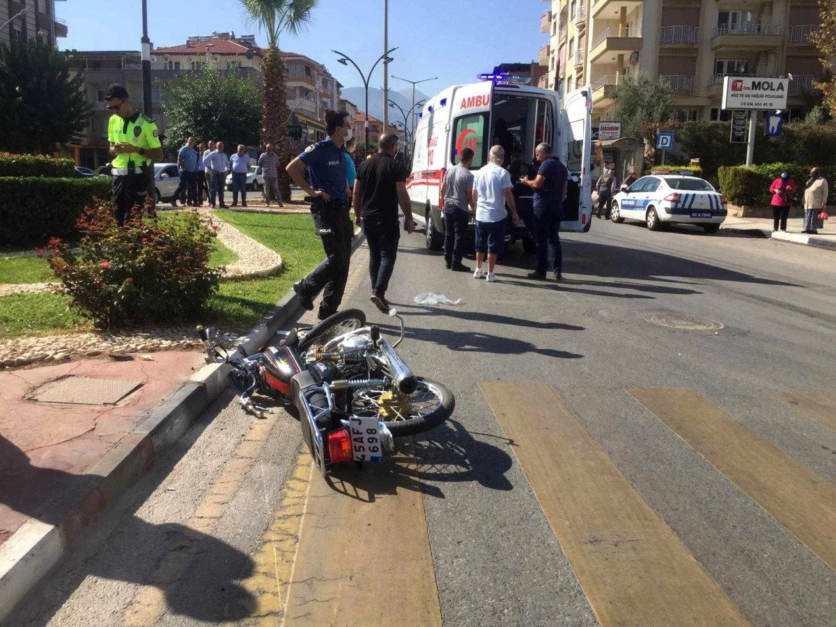 Kasksız motosiklet sürücüsü ağır yaralandı