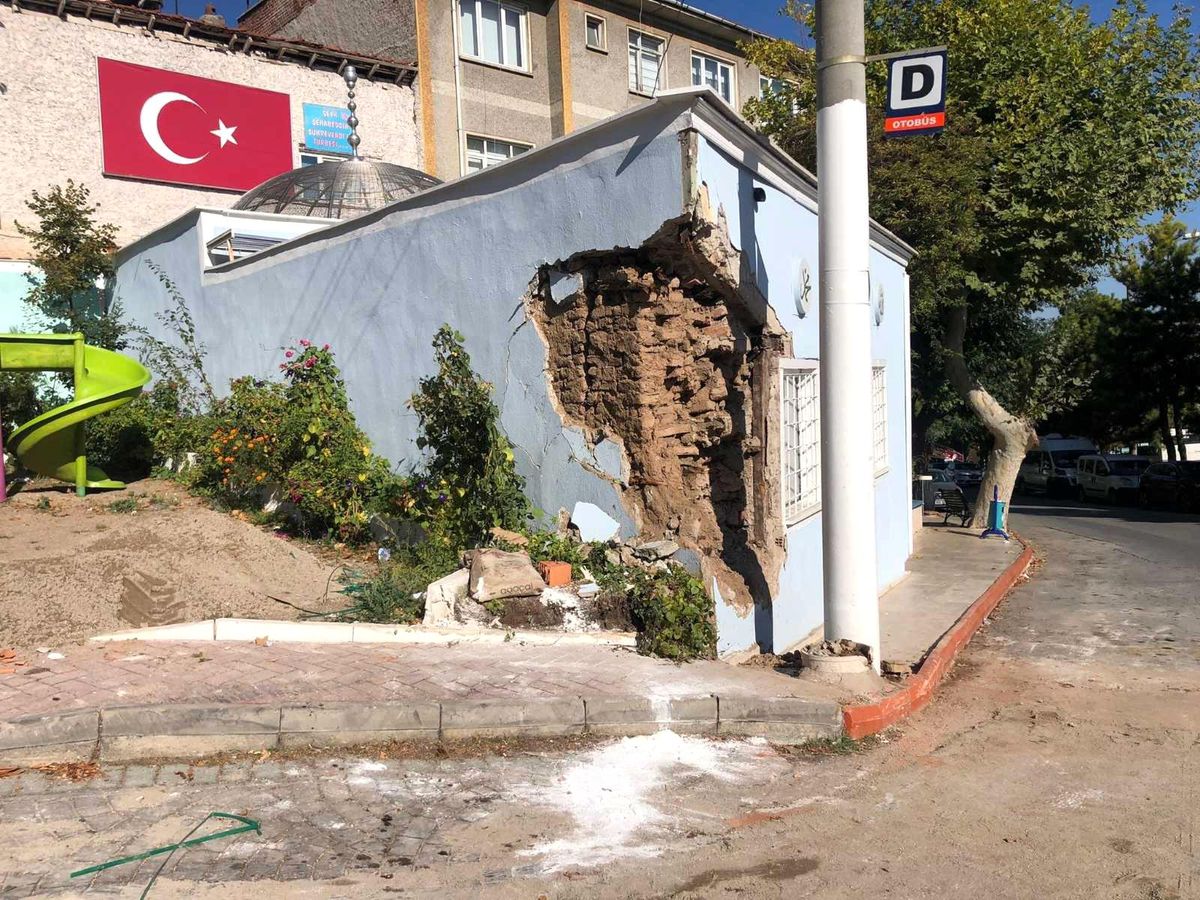 Kayan yüklü kamyon türbe duvarını parçaladı