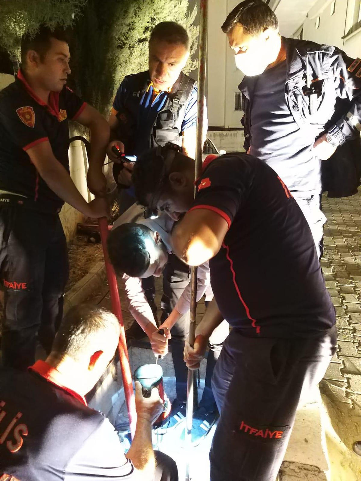 Kilis\'te kuyuya düşen kediyi itfaiye ve AFAD ekipleri kurtardı