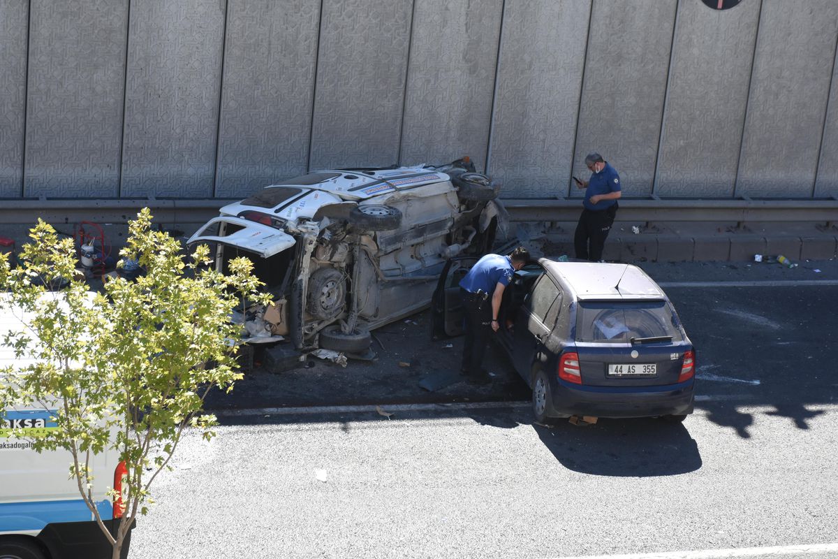 Malatya\'da 3 aracın karıştığı trafik kazasında 3 kişi yaralandı