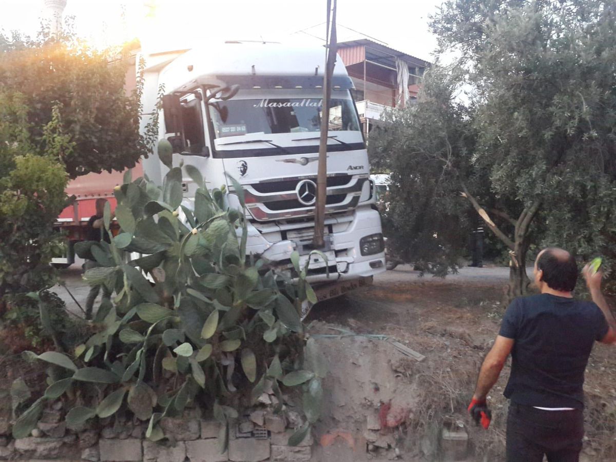 Mersin\'de park halindeyken hareket eden tır, refüje çarparak durdu