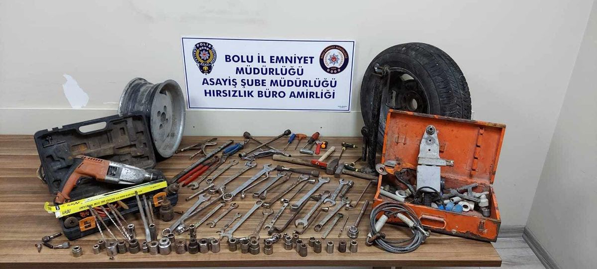 Park halindeki aracı soyan hırsız suçüstü yakalandı