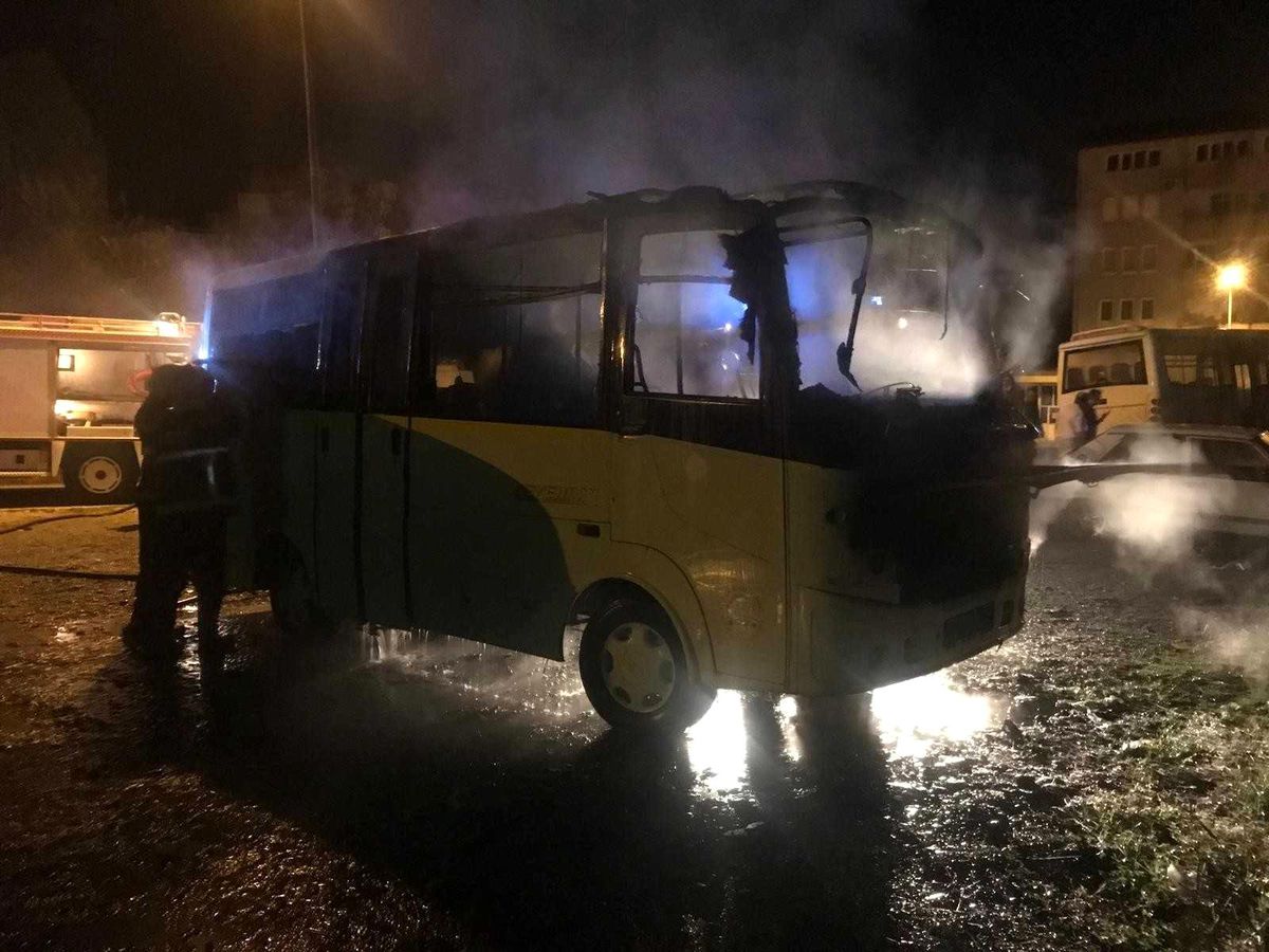 Park halindeki minibüs alev alev yandı