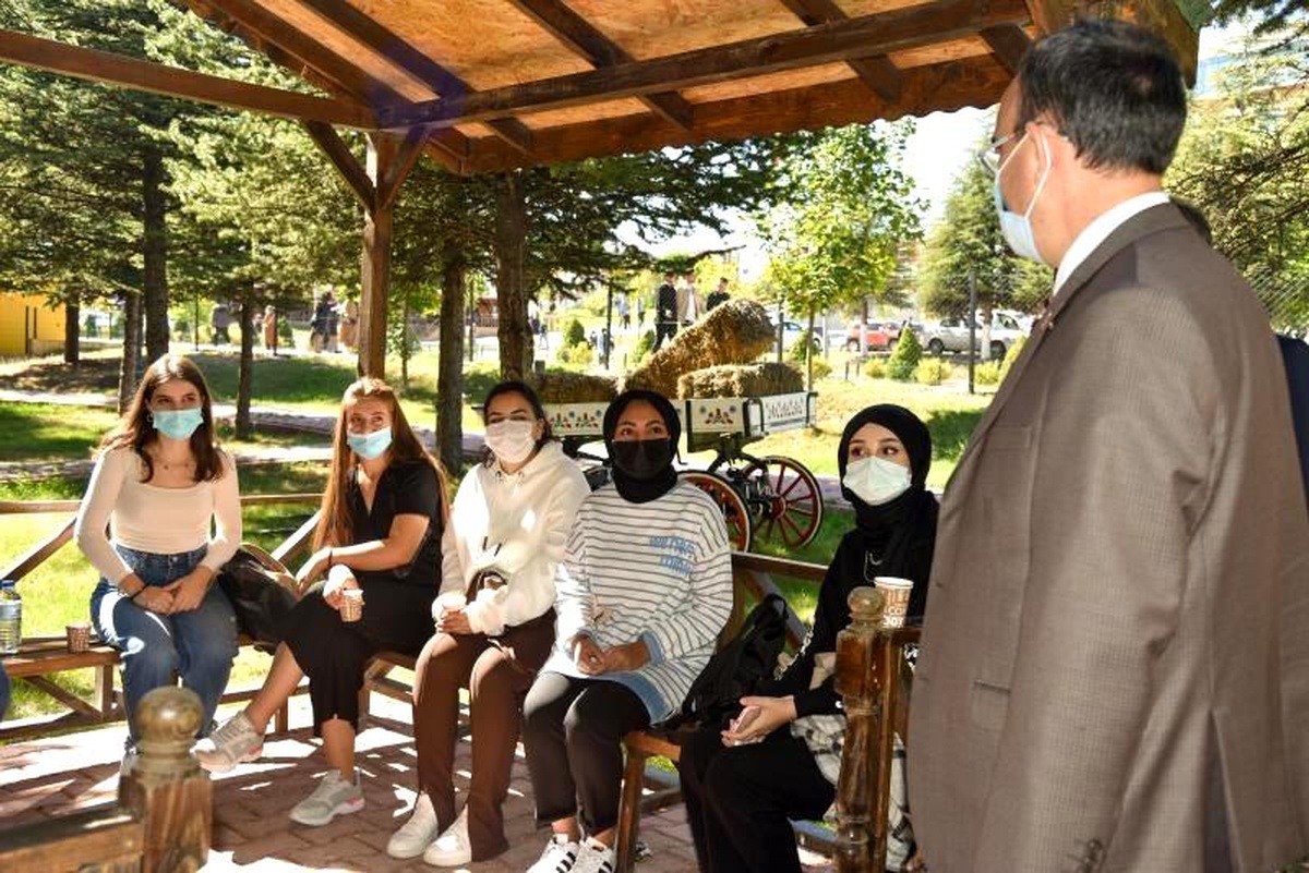Rektör Beydemir, öğrencilerle sohbet etti