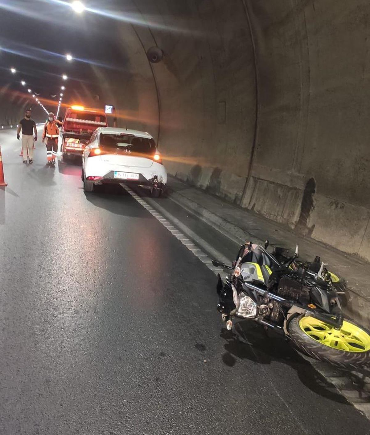 Sabuncubeli Tünelinde motosikletin otomobile çarpması sonucu 2 kişi yaralandı