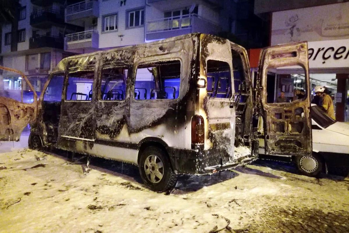Seyir halindeki minibüs alev topuna döndü