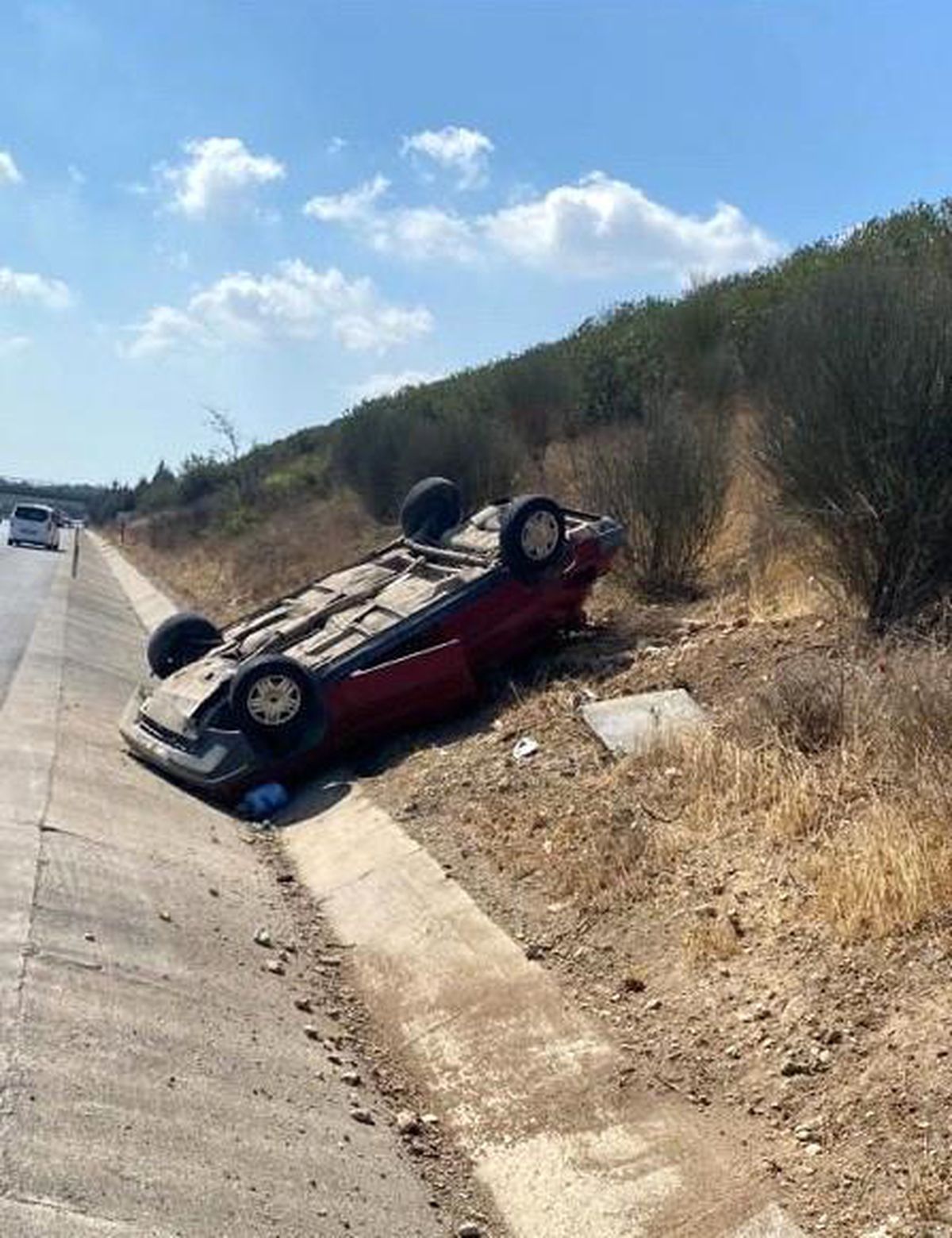 Takla atan otomobildeki 3 kişi yaralandı