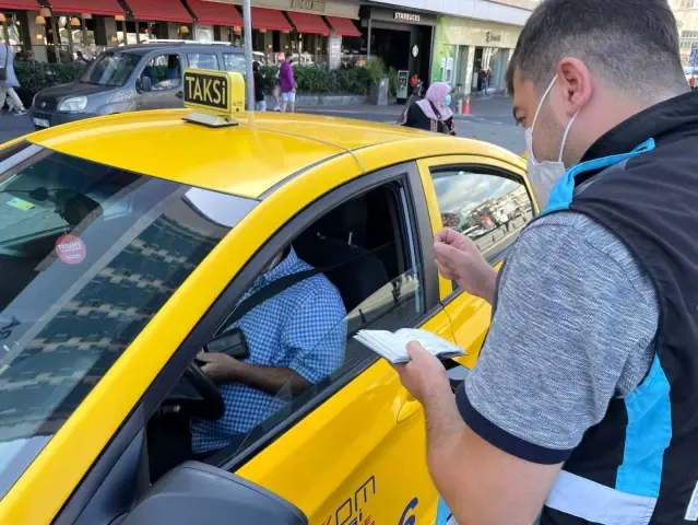 Taksim Meydanı'nda taksilere denetim...Emniyet kemeri takmayan bir sürücü kesilen cezaya isyan etti