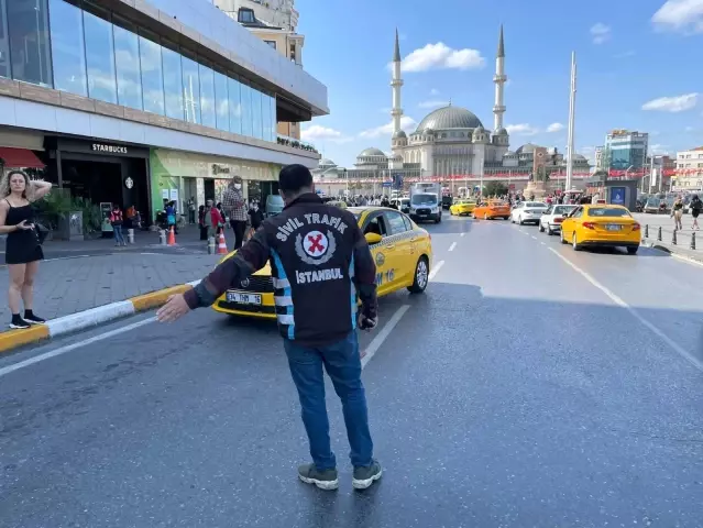 Taksim Meydanı'nda taksilere denetim...Emniyet kemeri takmayan bir sürücü kesilen cezaya isyan etti