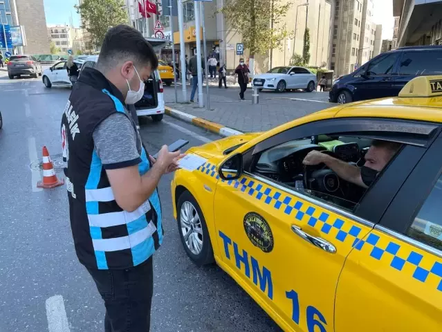 Taksim Meydanı'nda taksilere denetim...Emniyet kemeri takmayan bir sürücü kesilen cezaya isyan etti