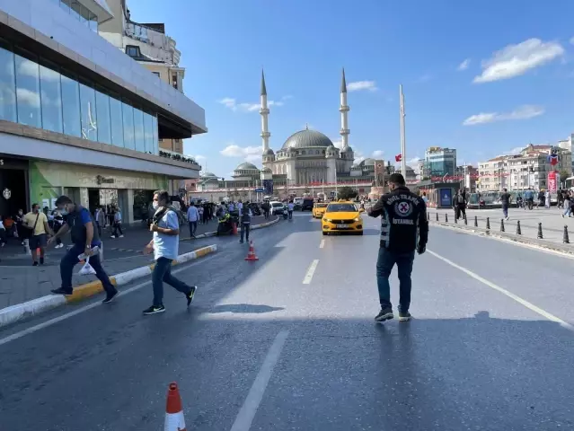 Taksim Meydanı'nda taksilere denetim...Emniyet kemeri takmayan bir sürücü kesilen cezaya isyan etti