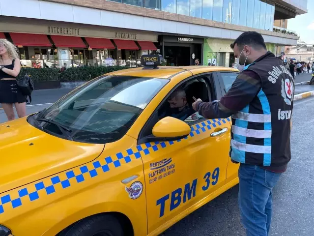 Taksim Meydanı'nda taksilere denetim...Emniyet kemeri takmayan bir sürücü kesilen cezaya isyan etti