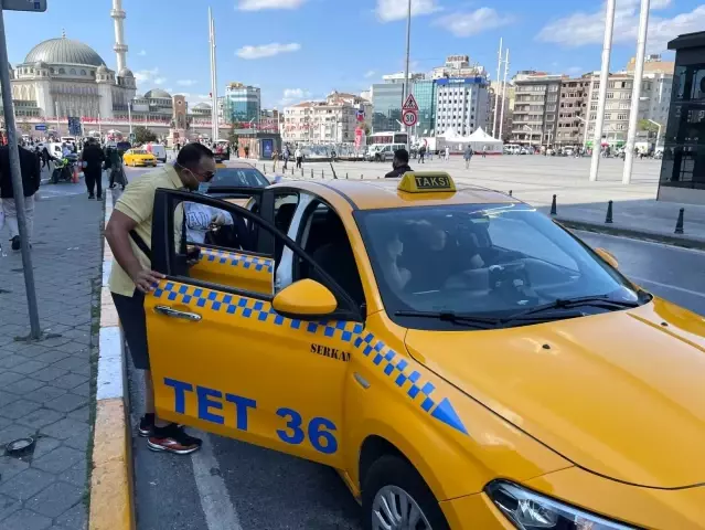 Taksim Meydanı'nda taksilere denetim...Emniyet kemeri takmayan bir sürücü kesilen cezaya isyan etti