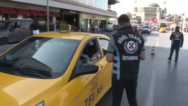 Taksim Meydanı'nda taksilere denetim...Emniyet kemeri takmayan bir sürücü kesilen cezaya isyan etti