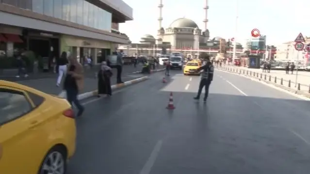 Taksim Meydanı'nda taksilere denetim...Emniyet kemeri takmayan bir sürücü kesilen cezaya isyan etti