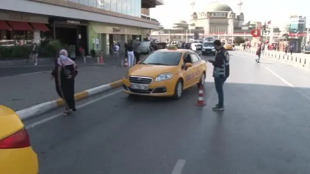 Taksim Meydanı'nda taksilere denetim...Emniyet kemeri takmayan bir sürücü kesilen cezaya isyan etti