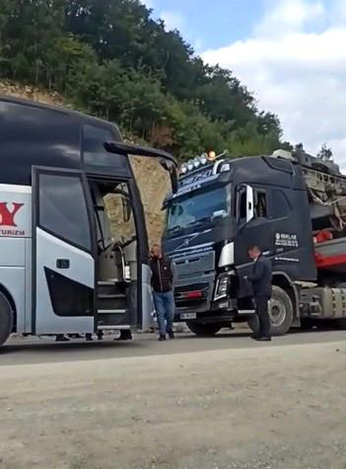 Tır ile yolcu otobüsü çarpıştı