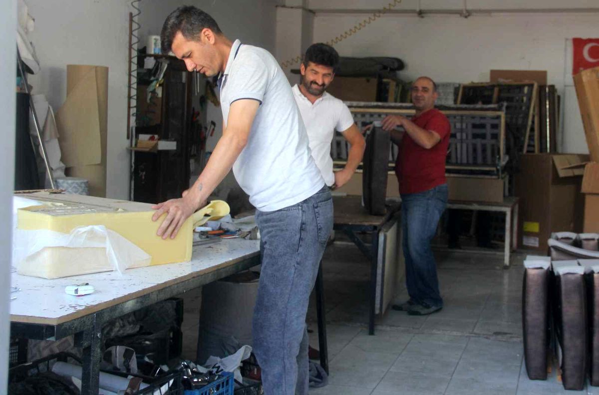 Üniversite öğrencilerinin gelmesiyle ikinci el eşya satıcıların yüzü güldü