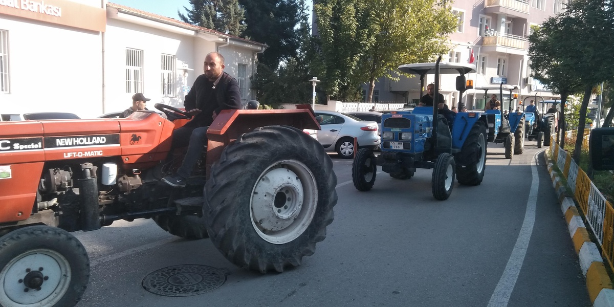 Vezirköprü\'de arazi toplulaştırmasına karşı çıkan vatandaşlar eylem yaptı