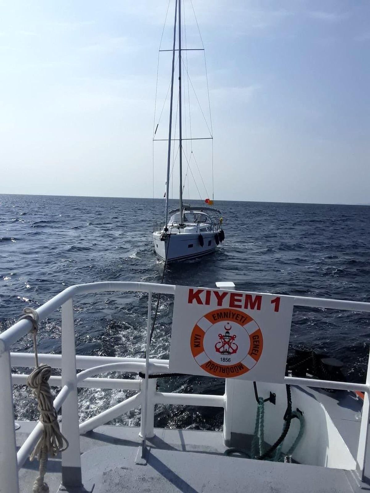 Yardım talebinde bulunan yelkenli tekne marinaya yanaştırıldı