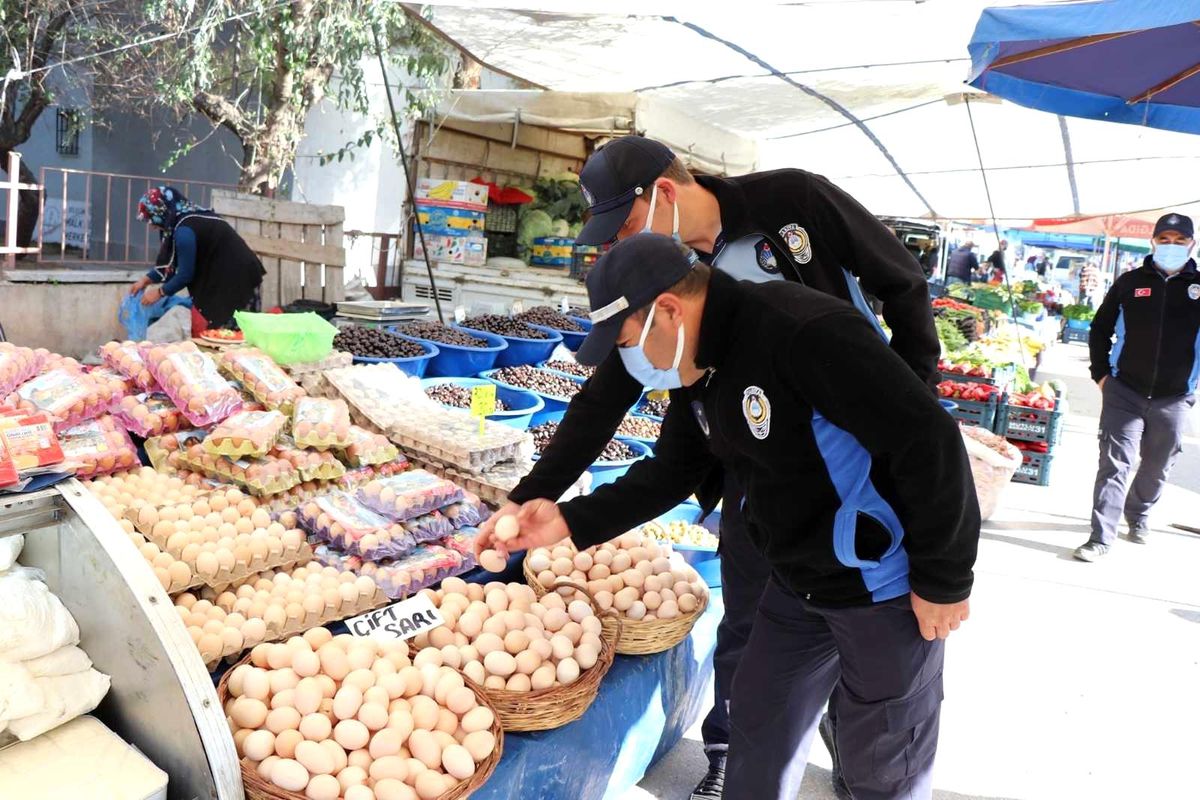 Zabıta ekipleri pazarda denetim yaptı
