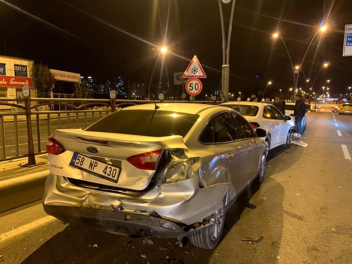 Son dakika: 4 otomobil zincirleme kaza yaptı: 1 yaralı