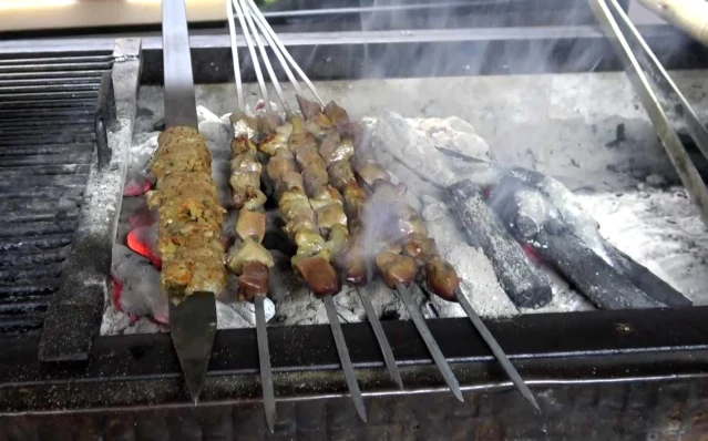 Adana'nın sokak lezzetlerini Bursalılarla buluşturdu