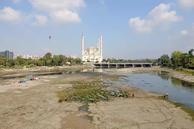 Adana Seyhan Nehri'nde temizlik çalışması yapılıyor