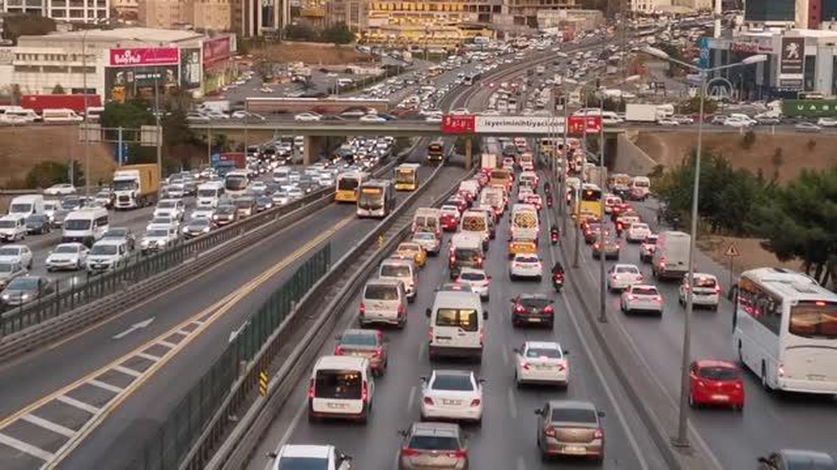 Akşam saatlerinde trafikte yoğunluk yaşanıyor