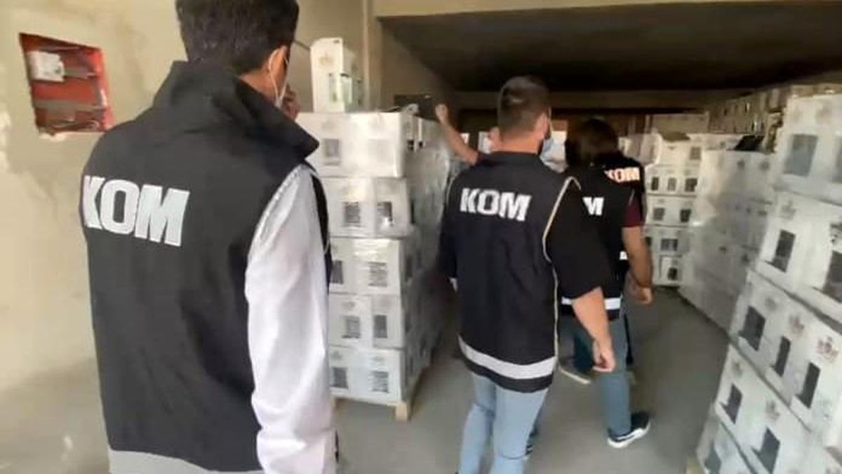 Antalya\'da bir depoda 7 bin 638 litre sahte bandrollü içki ele geçirildi