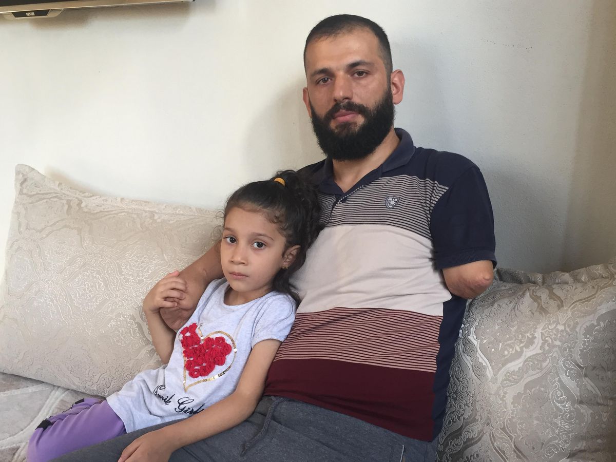 Bacağını ve kollarını kaybeden kişi protez desteğiyle hayata tutunmak istiyor