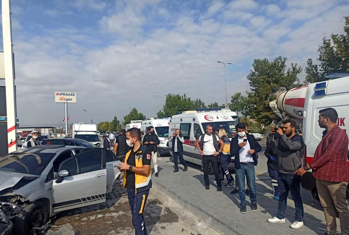 Son dakika haberleri | Başkent\'te 8 aracın karıştığı zincirleme kaza kamerada