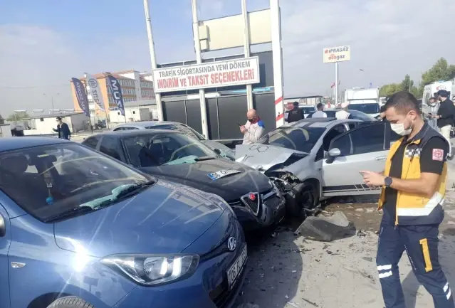 Başkent'te 8 aracın karıştığı zincirleme kaza: 2 yaralı