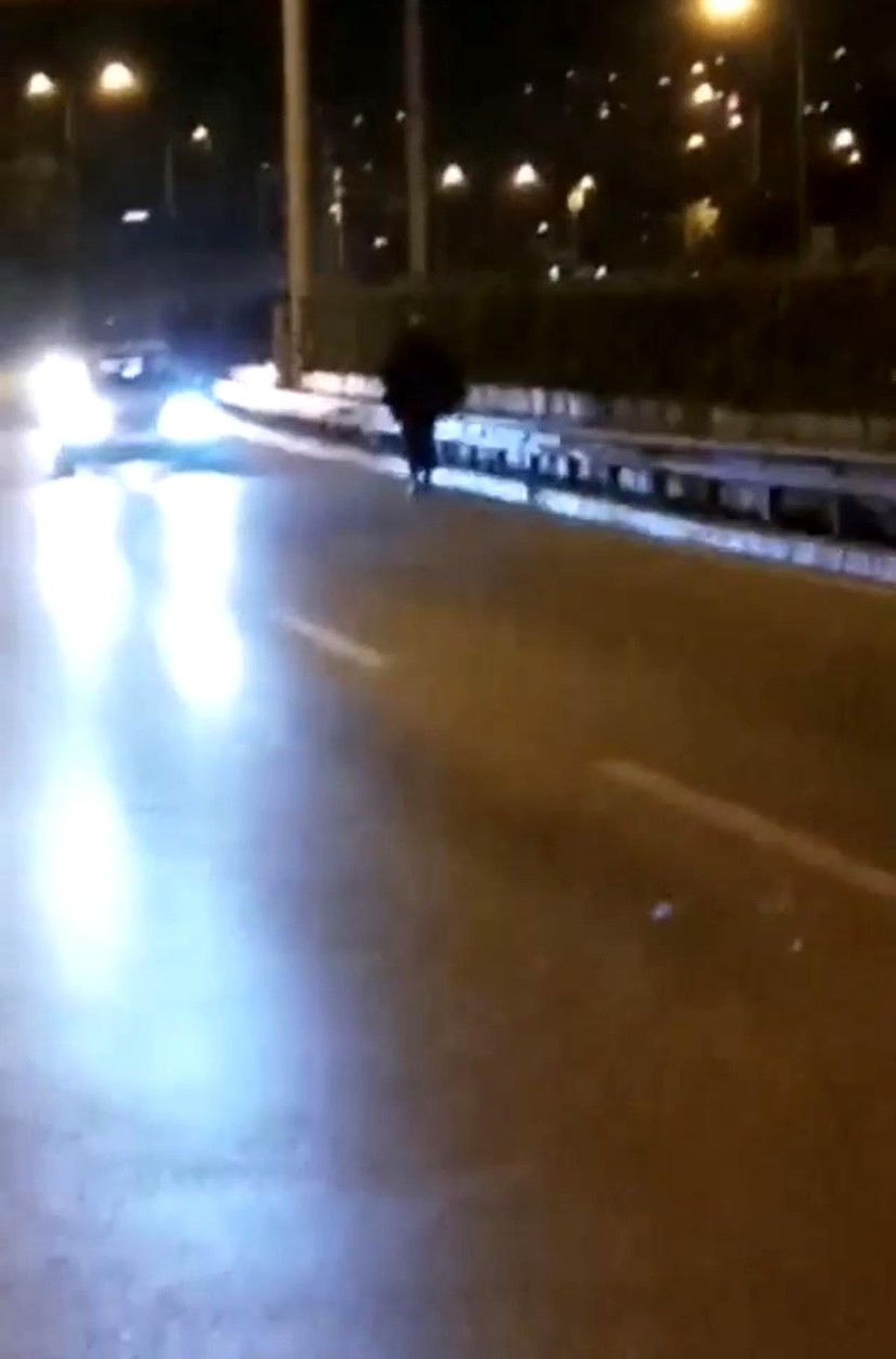 Bursa\'da akan trafikte yolun ortasında yürüdü, faciadan kıl payı dönüldü
