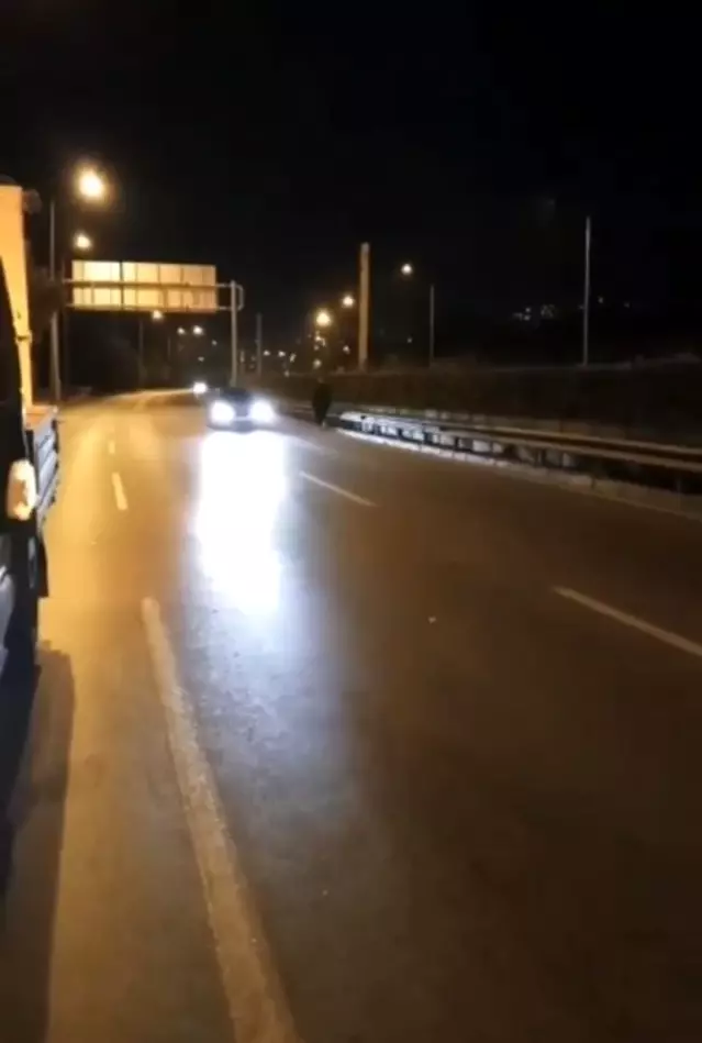 Bursa'da akan trafikte yolun ortasında yürüdü, faciadan kıl payı dönüldü