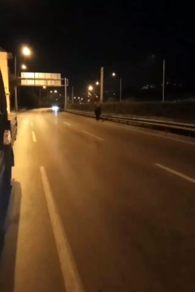 Bursa'da akan trafikte yolun ortasında yürüdü, faciadan kıl payı dönüldü