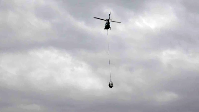 Bursa'da şehrin üstünde alçak uçuş yapan helikopter paniğe neden oldu