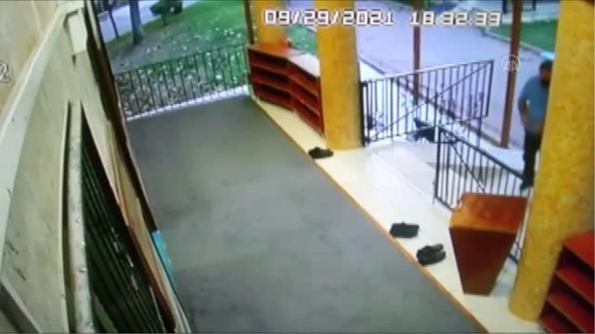 Son dakika haberi | camiden ayakkabı hırsızlığı güvenlik kamerasına yansıdı